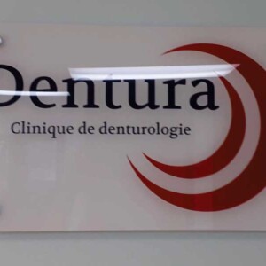 Broderie et trophée des Patriotes - Affiche en Plexiglass